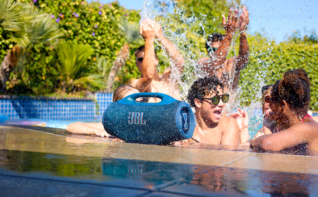 jbl boombox 4 na beira da piscina.